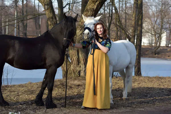 Vrouw Jurk Met Twee Paarden Het Voorjaar Natuur — Stockfoto