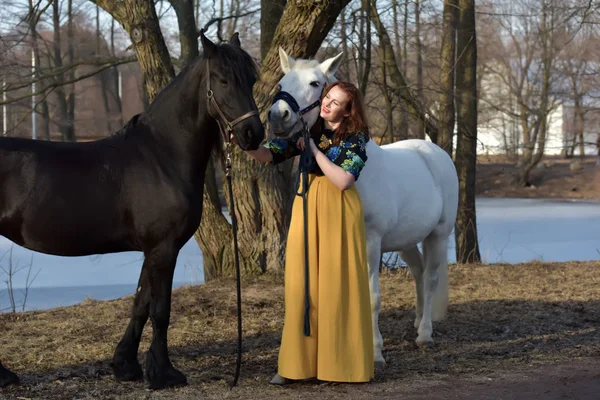 Žena Šatech Dvěma Koňmi Jaře Přírodě — Stock fotografie