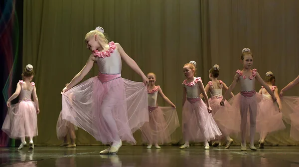 ロシア サンクトペテルブルク 2016 オープン ダンス フェスティバル 2016 子供のダンス グループがピンクのドレスでバレエを実行 — ストック写真