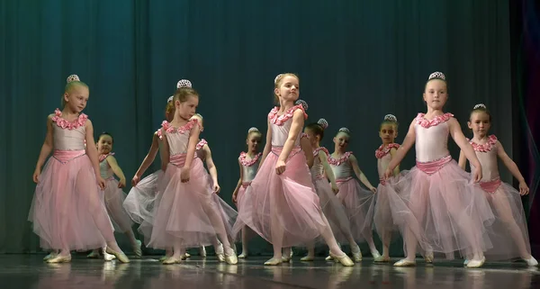 ロシア サンクトペテルブルク 2016 オープン ダンス フェスティバル 2016 子供のダンス グループがピンクのドレスでバレエを実行 — ストック写真