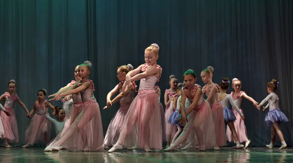 Open Dance Festival-2016 Kindertanzgruppe führt Ballett auf — Stockfoto