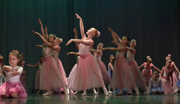 Open Dance Festival-2016 barnens dansgrupp utför balett — Stockfoto