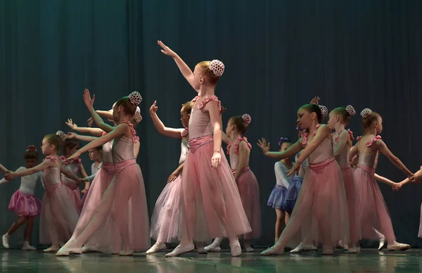 Open Dance Festival-2016 Kindertanzgruppe führt Ballett auf — Stockfoto