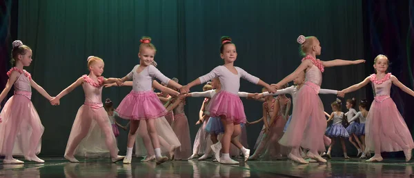 Open Dance Festival-2016 Kindertanzgruppe führt Ballett auf — Stockfoto