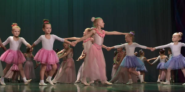 Open Dance Festival-2016 Grupo de danza infantil realiza ballet — Foto de Stock