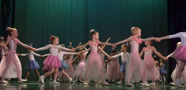 Open Dance Festival-2016 Kindertanzgruppe führt Ballett auf — Stockfoto