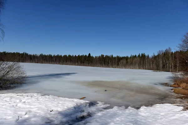 Lac en Carélie recouvert de neige et de glace — Photo
