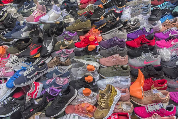 Various sneakers for sale in the Turkish market — Stock Photo, Image