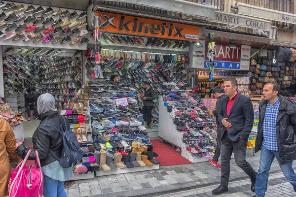 Sneakers varie in vendita nel mercato turco — Foto Stock