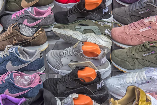 Various sneakers for sale in the Turkish market — Stock Photo, Image