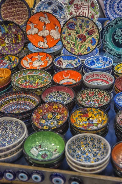 Colorful Turkish dishes in the Grand Bazaar of Istanbul, Turkey — Stock Photo, Image