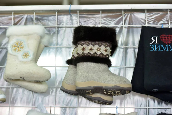 Una variedad de botas de fieltro para la venta — Foto de Stock