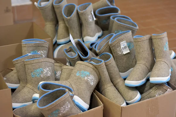 A variety of felt boots for sale — Stock Photo, Image