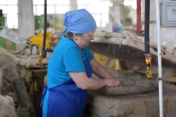 Ryssland Kukmor 2018 Kvinnor Arbeta Filt Stövlar Factory — Stockfoto