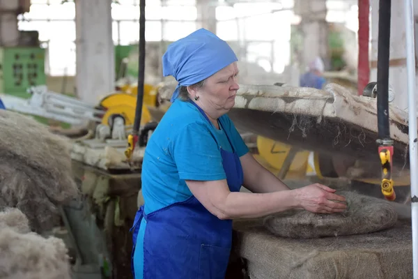Rússia Kukmor 2018 Mulheres Trabalham Uma Fábrica Botas Feltro — Fotografia de Stock