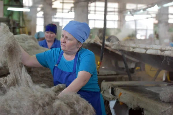 Rusya Kukmor 2018 Kadın Bir Keçe Çizmeler Fabrikasında Çalışıyorum — Stok fotoğraf