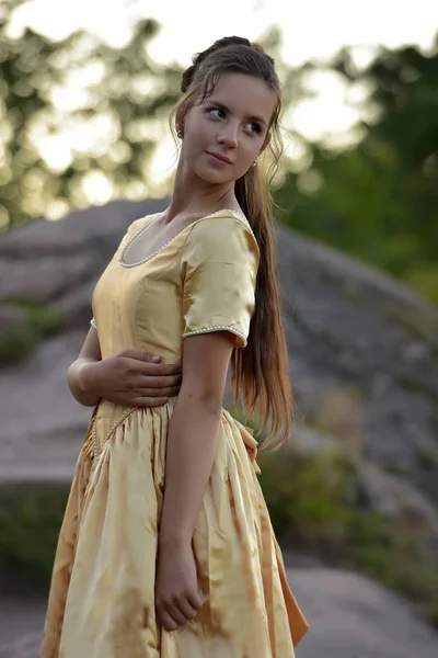 Chica Vestido Retro Oro Naturaleza Entre Las Rocas —  Fotos de Stock