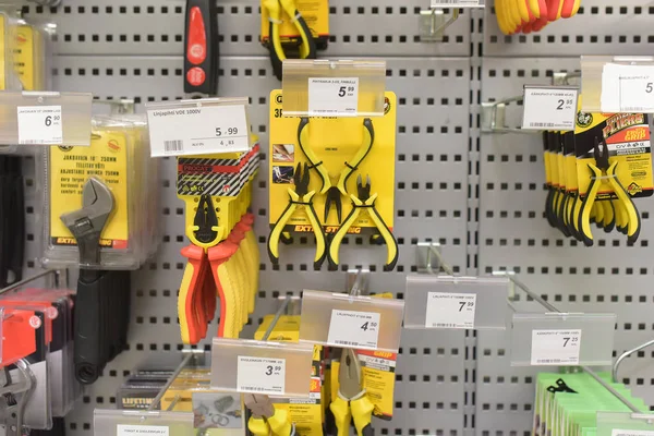 Řadu nástrojů pro opravu v supermarketu — Stock fotografie