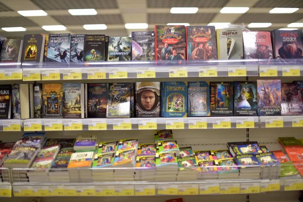 Rusia San Petersburgo 2015 Libros Los Estantes Los Supermercados —  Fotos de Stock