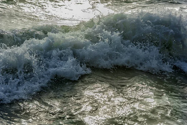 Welle Bricht Ufer Entlang — Stockfoto