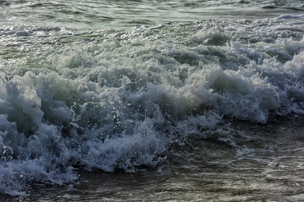 波浪沿海岸断裂 — 图库照片