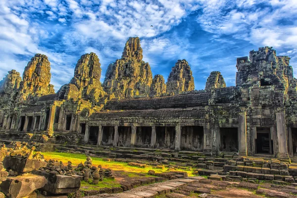 Bayon stenen gezichten van de mensen, siem reap, Cambodja, was inscri — Stockfoto