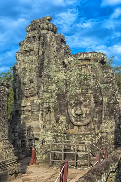 Bayon stenen gezichten van de mensen, siem reap, Cambodja, was inscri — Stockfoto