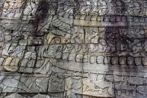 Бас рельефная скульптура, слон заряжается в бой между — стоковое фото