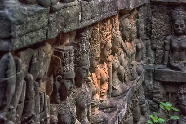 Apsara op de muur van de olifant-Terras, Angkor Thom gesneden. — Stockfoto