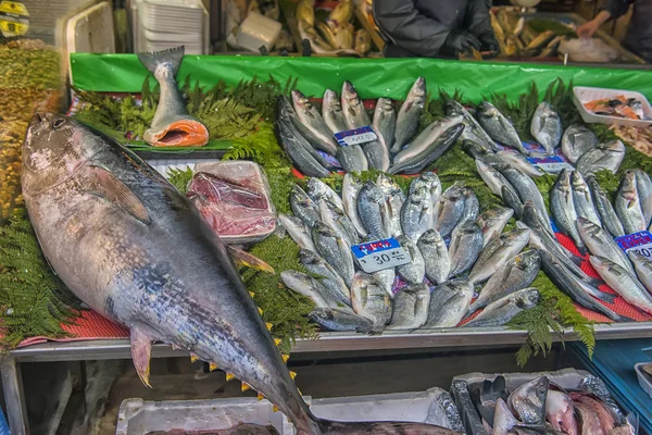 Tonfisk på räknaren i fiskmarknaden — Stockfoto