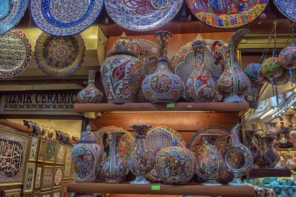 Vasi e brocche di ceramica al Grand Bazaar — Foto Stock