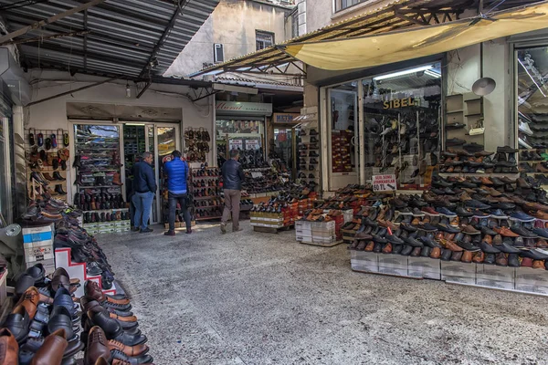 Zapatos de hombre, muchas pequeñas tiendas y mostradores en la calle junto a — Foto de Stock