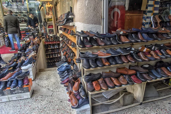 Zapatos de hombre, muchas pequeñas tiendas y mostradores en la calle junto a — Foto de Stock
