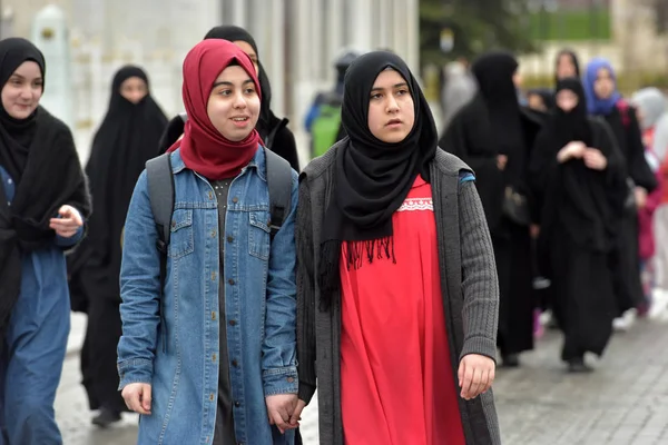 Turkse Schoolmeisjes in islamitische kleding op straat — Stockfoto