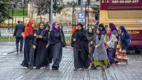 Sokakta İslami giysiler içinde Türk kız öğrenciler — Stok fotoğraf