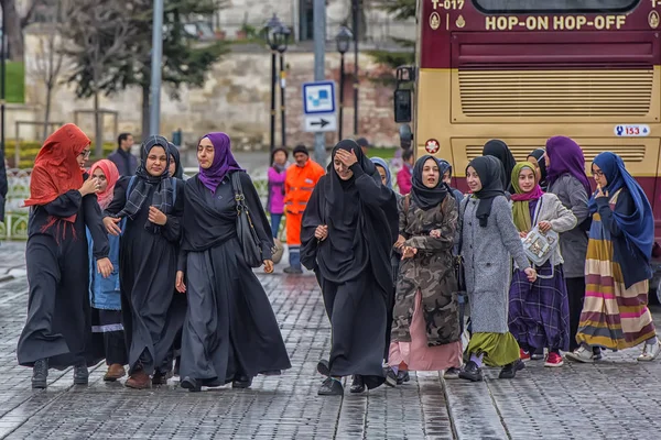 Colegialas turcas en ropa islámica en la calle — Foto de Stock