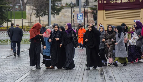 Türkische Schulmädchen in islamischer Kleidung auf der Straße — Stockfoto