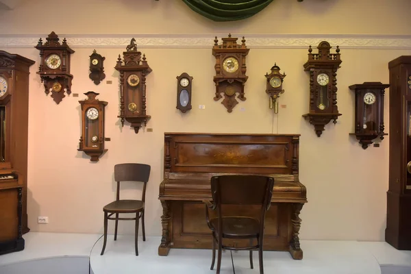 Rússia, Angarsk. 02 / 01 / 2018 Museu do relógio antigo . — Fotografia de Stock