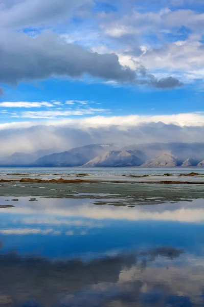 Baikal, montanhas e gelo no lago — Fotografia de Stock