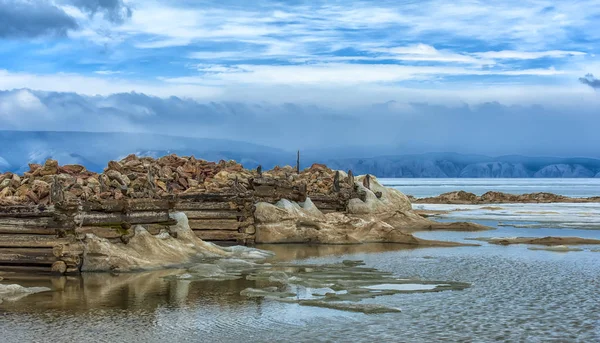 Baikal, Ochon. Überreste der Seebrücke der Fischfabrik am p — Stockfoto