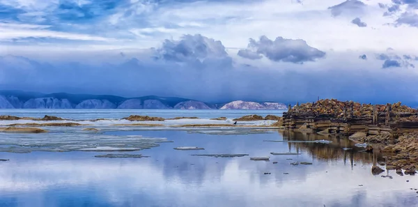 Baikal, Olkhon. Overblijfselen van de pier van de fabriek van de vis in de P — Stockfoto