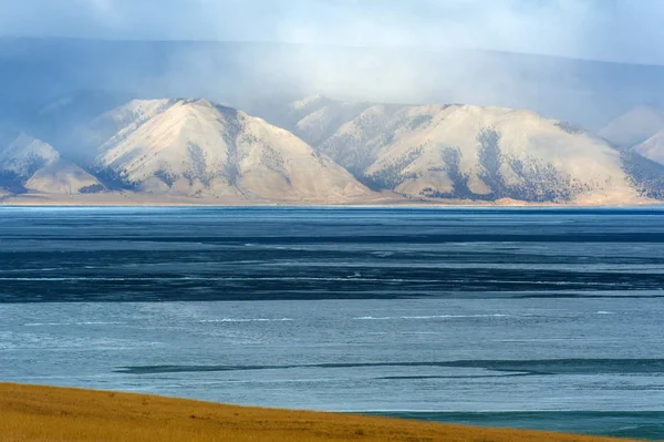 Dağlar Deniz Baykal diğer tarafında — Stok fotoğraf