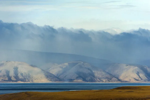 Dağlar Deniz Baykal diğer tarafında — Stok fotoğraf