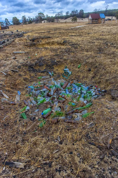 Сміття - пластик, скло пляшки в яму на березі — стокове фото