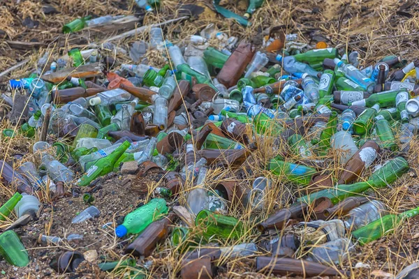 Сміття - пластик, скло пляшки в яму на березі — стокове фото