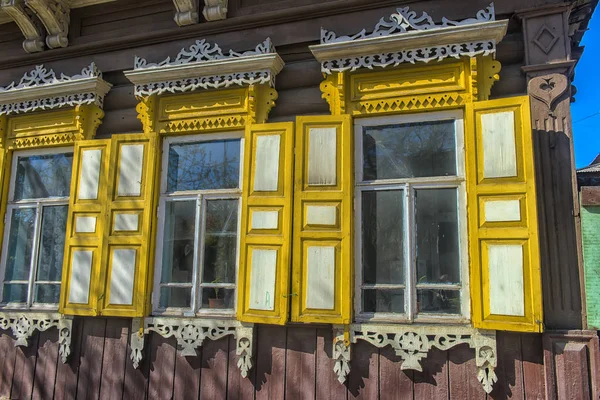 Ventana Con Arquitrabes Tallados Persianas Cerradas Calle Irkutsk Rusia — Foto de Stock