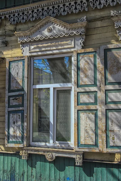 与雕刻枋和关闭的百叶窗的窗口 俄罗斯伊尔库茨克街道 — 图库照片