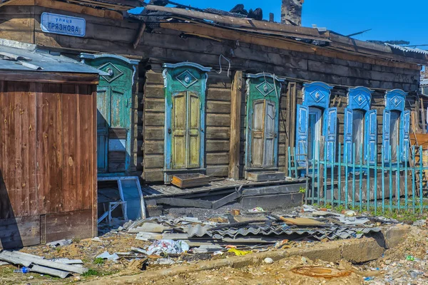 Opuštěné dřevěný dům na ulici v centru Irkutsk — Stock fotografie