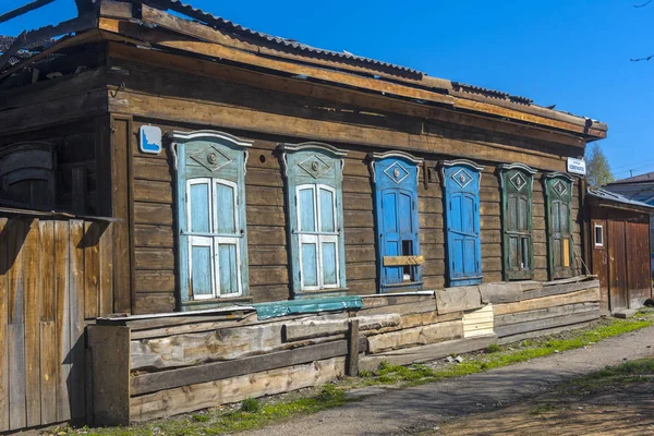 Maison en bois abandonnée dans la rue dans le centre d'Irkoutsk — Photo