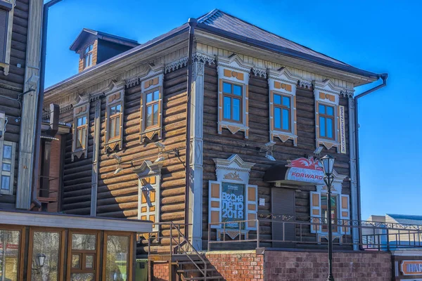 ロシア シベリアのイルクーツク 2018 木造建築 イルクーツクのセンターの通り木造住宅 — ストック写真